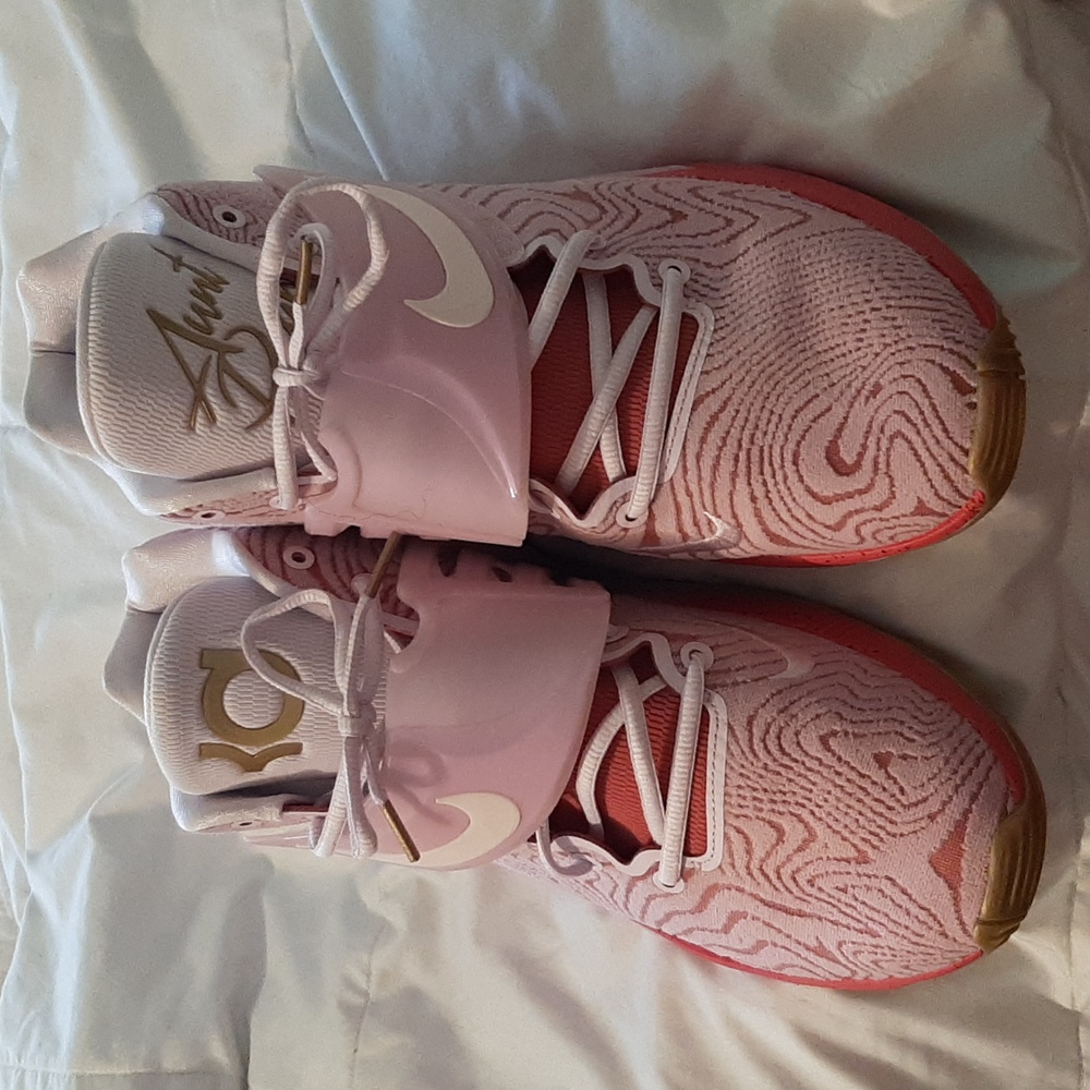 Sneakers - Picture 2 of 7